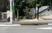 霊泉の滝へ降りていくスロープ